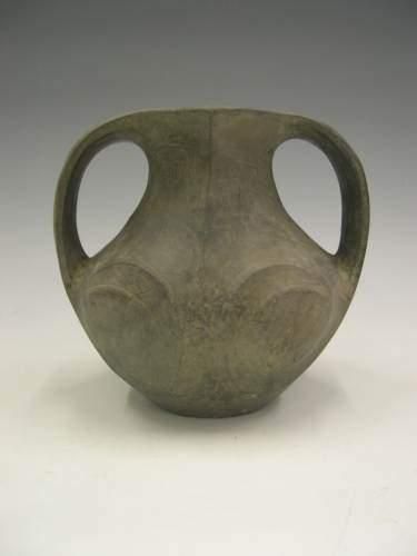 null HAN (206 av. J.C.- 220 ap. J.C.)
Vase « Guan » à deux larges anses, et à décor...
