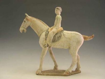 null TANG (618 - 907 ap. J.C.)
Cavalière sur son cheval.
En terre cuite ocre à engobe...