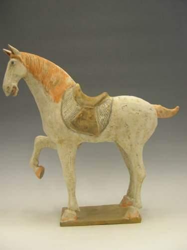 null TANG (618 - 907 ap. J.C.)
Cheval à la jambe antérieure droite levée dit « Prancing...
