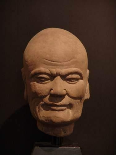 null YUAN (1279 - 1368 ap. J.C.)
Tête de Lohan en grès gris.
H : 24 cm