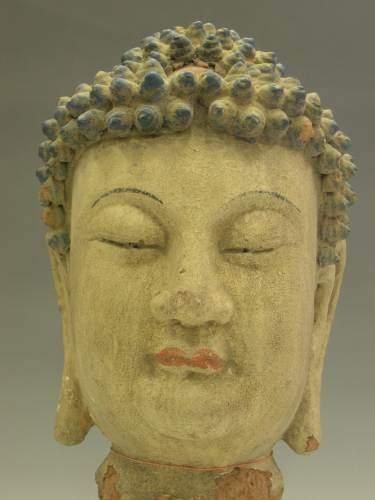 null T'SING ( XXe siècle )
Tête de Bouddha en stuc polychrome.
H : 31 cm