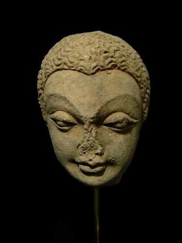 null ART GRECO-BOUDDHIQUE DU GANDHARA (Ier - Vème siècle ap. J.C.)
Tête de Bouddha.
En...