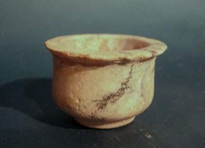 null QUETTA (IIIe millénaire av. J.C.)
Vase en albâtre.
H : 5,5 cm