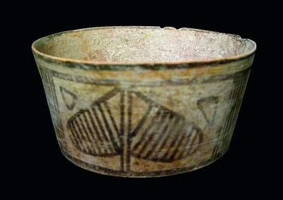 null MEHRGARH (3000 - 2600 av. J.C.)
Bol en terre cuite orné de feuilles de figuier...