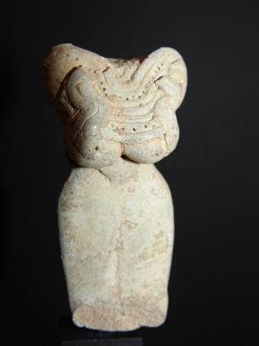 null MEHRGARH (3000 - 2600 av. J.C.)
Torse d'idole, les bras sont dissimulés sous...