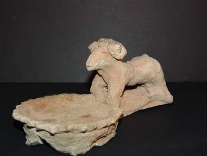 null MEHRGARH (3000 - 2600 av. J.C.)
Coupe à offrande à anse, en forme de bélier.
En...