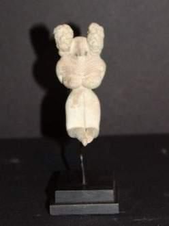 null MEHRGARH (3000 - 2600 av. J.C.)
Idole féminine, le visage stylisé est encadré...