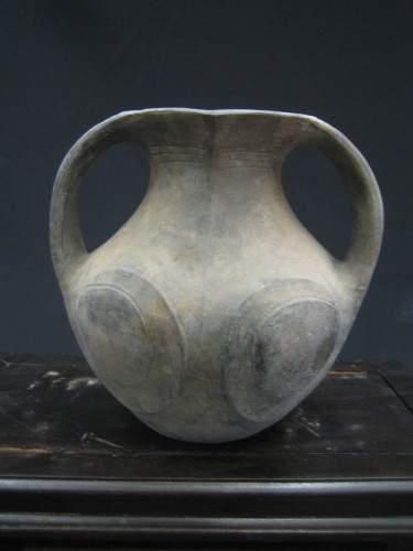 null HAN (206 av. J.C. - 220 ap. J.C.)
Vase "Guan "à deux larges anses, et à décor...