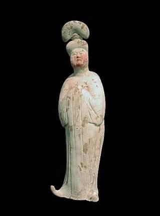 null TANG (618 - 907 ap. J.C.)
Fat Lady debout, aux mains jointes cachées dans les...