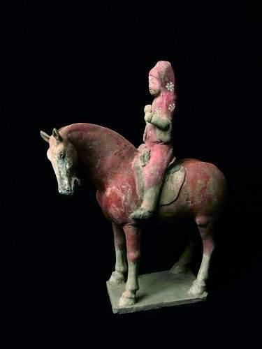 null TANG (618 - 907 ap. J.C.)
Cavalier encapuchonné, sur sa monture debout sur terrasse.
En...
