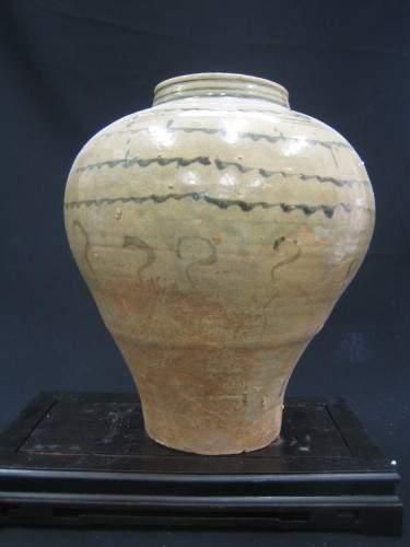 null YUAN (1279 - 1368 ap. J.C.)
Jarre à décor de volutes, en terre cuite à glaçure...