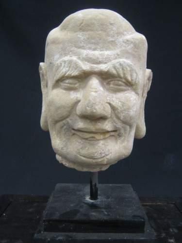 null YUAN (1279 - 1368 ap. J.C.)
Tête de Lohan au visage souriant et aux longs sourcils.
En...
