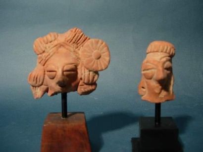 null CHARSADDA (300 av. J.C.)
Deux têtes de déesses mères en terre cuite.
H : 4,5...