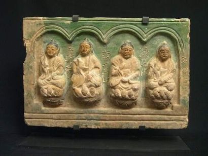 null MING (1368 - 1643 ap. J.C.)
Brique votive représentant quatre Bouddhas assis...