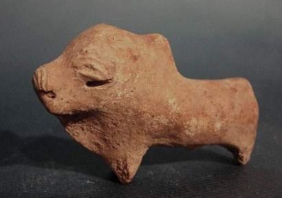 null CHARSADDA (300 av. J.C.)
Taureau fragmentaire.
En terre cuite. L : 6 cm