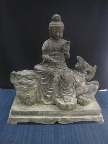 null T'SING ( XXe siècle )
Pu-Xian assise sur le dos d'un lion en bronze de patine...