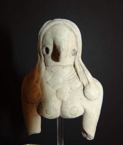 null MEHRGARH (3000 - 2600 av. J.C.)
Buste d'idole, en terre cuite.
H : 5,6 cm