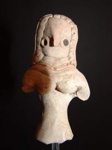 null MEHRGARH (3000 - 2600 av. J.C.)
Buste d'idole, en terre cuite.
H : 7 cm