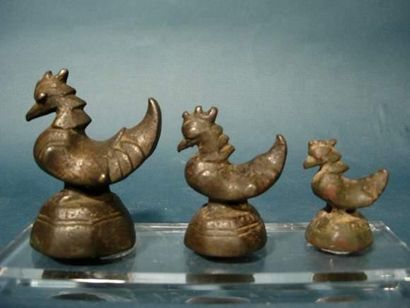 null BIRMANIE - LAOS
Série de trois poids à opium en forme de canards.
En bronze....