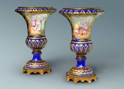 null Paire de vases Medicis en porcelaine bleue et or à décor de scènes galantes...
