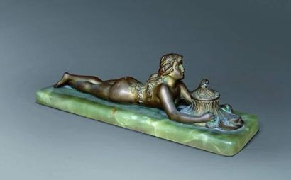 null Encrier en bronze à décor de femme nue allongée sur une terrasse en pierre dure.
Fin...