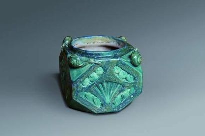 null Louis MAJORELLE (1859-1926)
Petit vase en céramique vernissée vert nuancé à...