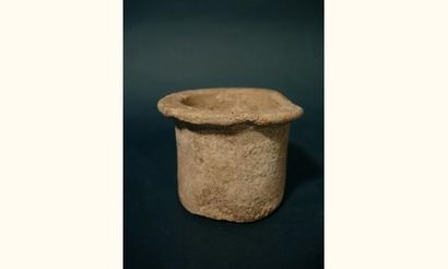 null QUETTA (IIIe millénaire av. J.C.)
Vase en albâtre.
H : 5,5 cm