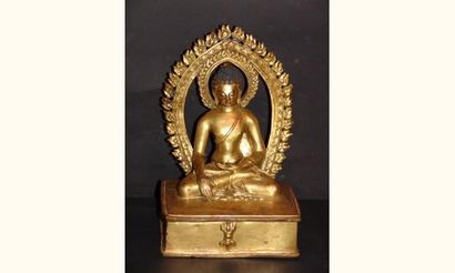 null TIBET
Bouddha assis en position de lotus sur un socle, entouré d'une mandore,...