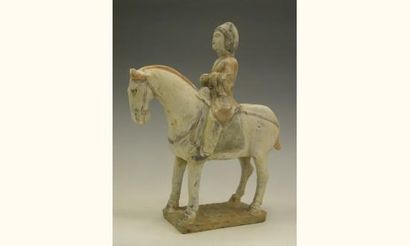 null TANG (618 - 907 ap. J.C.)
Prêtre sur son cheval à l'arrêt, en terre cuite ocre...