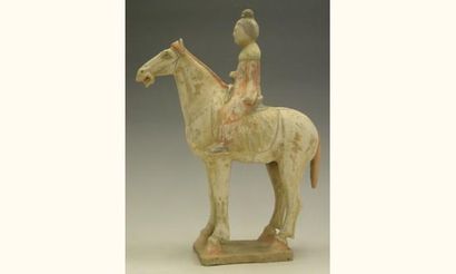 null TANG (618 - 907 ap. J.C.)
Dame de cour sur son cheval à l'arrêt.
En terre cuite...