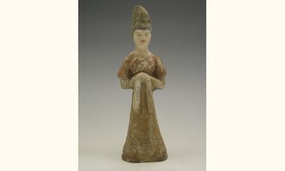 null TANG (618 - 907 ap. J.C.)
Dame de cour debout, et à la coiffe en doubles chignons.
En...