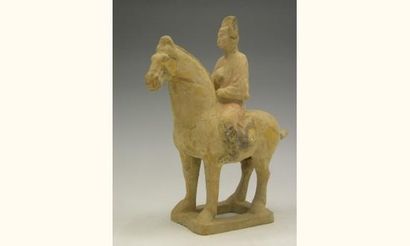 null TANG (618 - 907 ap. J.C.)
Porte étendard sur son cheval.
En terre cuite ocre...