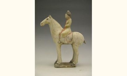 null TANG (618 - 907 ap. J.C.)
Dame de cour sur son cheval à l'arrêt.
En terre cuite...