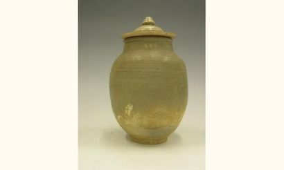 null SONG (960 - 1279 ap. J.C.)
Vase « Guan » avec couvercle, en terre cuite à glaçure...