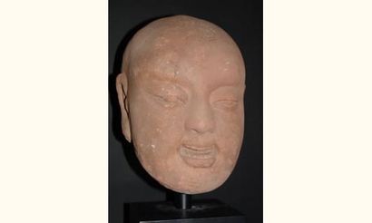 null YUAN (1279 - 1368 ap. J.C.)
Tête de Lohan en grès rose.
H : 30 cm
