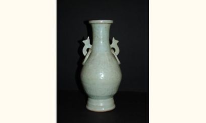 null YUAN (1279 - 1368 ap. J.C.)
Vase à deux anses en grès à glaçure. (Restauration).
H...