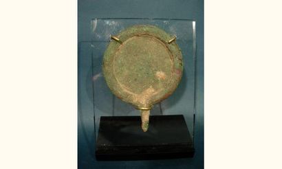 null MOHENJO-DARO (3500 - 2000 av. J.C.)
Miroir en bronze. La bordure surélevée était...