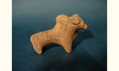 null MOHENJO-DARO (3500 - 2000 av. J.C.)
Taureau en terre cuite. (Manque).
L : 9...