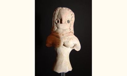 null MEHRGARH (3000 - 2600 av. J.C.)
Buste d'idole, en terre cuite.
H : 7 cm