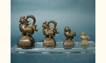 null BIRMANIE - LAOS
Série de quatre poids à opium en forme de Singhas ou lions protecteurs.
En...