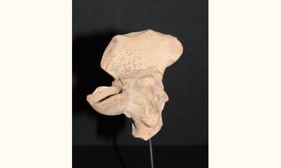 null CIVILISATIONS DE L'INDUS MOHENJO-DARO (2500 av. J.C.)
Tête d'idole féminine...