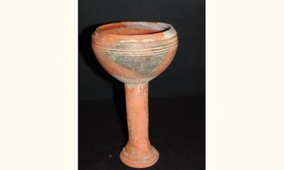 null BACTRIANE (Age du bronze vers 2000 av. J.C.)
Coupe à piédouche en terre cuite.
H :...