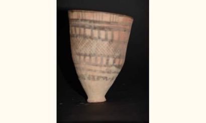 null CIVILISATIONS DE L'INDUS
MEHRGARH (2800 - 2600 av. J.C.)
Bol de forme conique,...