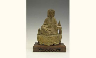 null MING (1368 - 1643 ap. J.C.)
Kwanin assise en méditation.
En bois sculpté polychrome.
H...