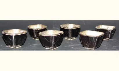 null T'SING
Six bols à thé en laque et en métal. 18e siècle.
H : 3,8 cm