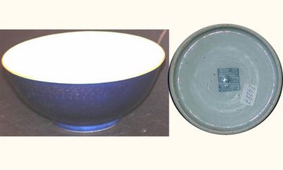 null MING (1368 - 1643 ap. J.C.)
Bol en porcelaine bleu marine à traces de décor...
