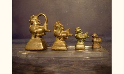 null BIRMANIE - LAOS
Série de quatre poids à opium en bronze en forme de singhas...
