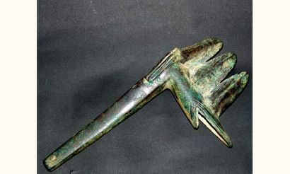 null IRAN (Ier millénaire av. J.C.)
Hache en bronze à patine de fouille. Louristan.
H...