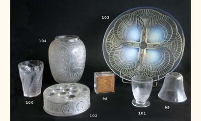 null René LALIQUE (1860-1945)
Vase « Biche ».
Epreuve réalisée en verre soufflé-moulé,...
