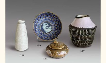 null Emile DECOEUR (1876-1953)
Vase conique en grès. Email velouté beige.
Signature...